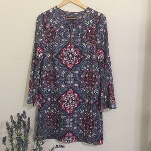 WHB MARKET BELL SLEEVE SHIFT DRESSl